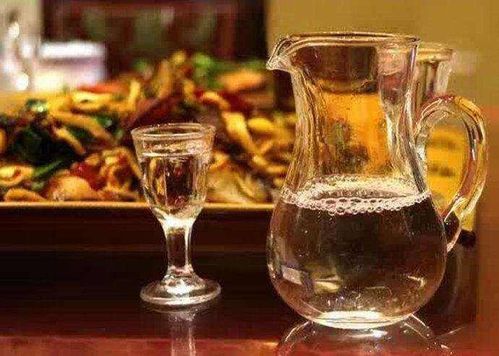 酱香白酒为何色泽微黄？揭秘工艺与色泽的关联